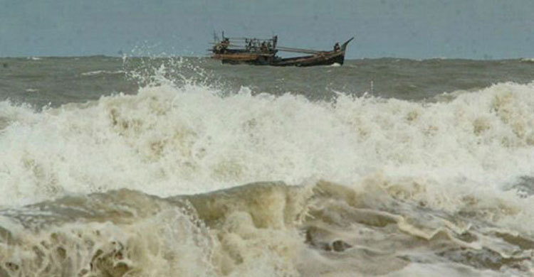 Trawler drowns, 14 fishermen stuck 